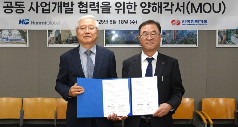 별첨._18일,_한전기술과_한미글로벌_양사가_원전_사업_협력_양해각서를_체결했다(사진_오른쪽_한전기술_박범서_부사장,_왼쪽_한미글로벌_한.jpg