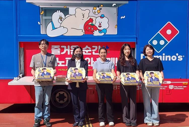 [도미노피자_이미지] 도미노피자, 호국보훈의 달 맞이 ‘보훈원’ 파티카 피자 나눔 사진.jpg
