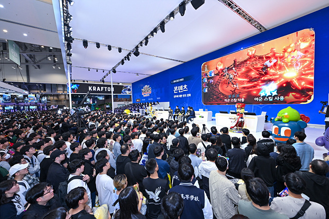 ‘세븐나이츠 리버스’는 2024년 11월 부산에서 열린 게임 박람회 지스타에서 소개됐고 호평을 받았다. ‘세븐나이츠 리버스’ 무대 행사에는 몰려든 인파로 입추의 여지가 없었다..jpg
