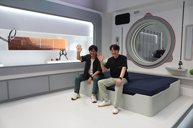3일차인 27일에는 이범준 넥슨게임즈 총괄 PD와 주민석 디렉터 등 제작진이 부스를 찾아 라이브 방송을 켰다. 10월 1일부터 순차 확충되는 신규 무기와 던전, 스킨 등을 세밀하게 설명했다..jpg