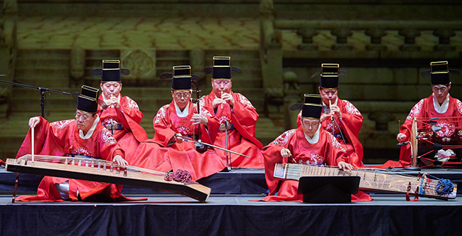 [사진2] 10월 17일(금) 서울 세종문화회관 대극장에서 열린 제20회 창신제(創新祭)에서 양주풍류악회가 수제천 공연을 하고있다..jpg