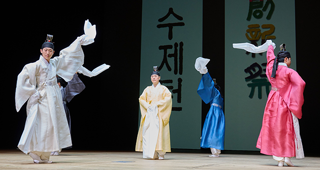 [사진4] 10월 17일(금) 서울 세종문화회관 대극장에서 열린 제20회 창신제(創新祭)에서 춤사위 수제천 공연을 하고있다.jpg