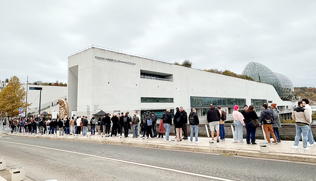 올해 SWC ‘월드 파이널’이 열린 ‘라 센 뮈지칼’ 앞은 결승 당일 굳은 날씨에도 이른 아침부터 관람객들로 장사진을 이뤘다. 유럽은 물론이고 아시아와 미주에서도 친구나 가족 단위로 현장을 찾았다. 직접 입장권을 구해 경기를 직관(直觀)한 숫자만도 1500명을 웃돌았다..jpg