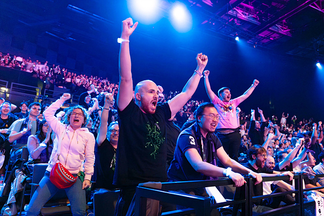 SWC ‘월드 파이널’을 직관하는 팬들이 경기에 환호하고 있다..jpg