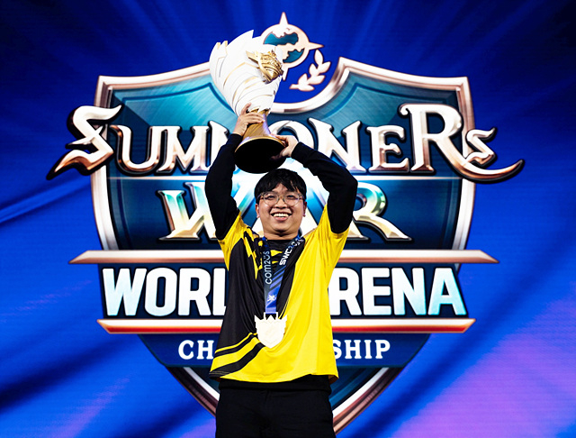 올해 SWC ‘월드 파이널’ 챔피언인 ‘PU’가 우승컵을 들어올리며 기뻐하고 있다..jpg