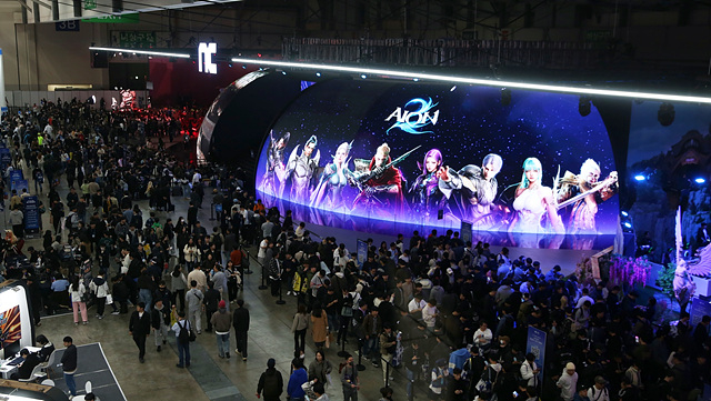 엔씨소프트는 지스타에서 게임 시연 외에도 미국 라스베이거스의 돔 공연장 ‘스피어’(Sphere)를 연상시키는 파노라마 상영관 ‘NC시네마’를 구축해 ‘아이온2’와 ‘호라이즌 스틸 프론티어스’ 트레일러 영상을 틀었다. 지스타 역사상 이처럼 파격적인 설치물은 처음이어서 ‘NC시네마’ 앞은 어느새 셀카 맛집으로 등극했다..jpg