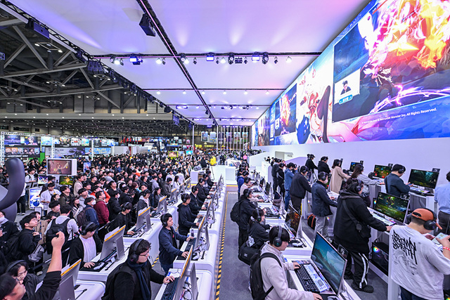 넷마블은 유망 후속작을 전면에 내세우는 정공법을 구사하면서, 내방객들을 싹쓸이 하려던 엔씨소프트의 의지를 온몸으로 막아냈다. 넷마블의 작품을 체험하기 위해 줄을 선 엄청난 인파들과 미리 진입에 성공한 이들이 시연하는 대조적인 모습..jpg