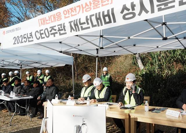 한난 정용기사장이 재난대응상시훈련을 주재하고 있다..jpg