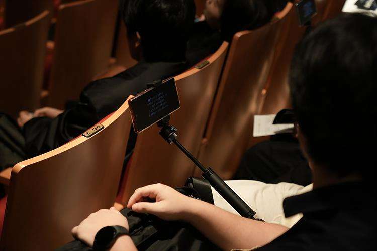 [이미지자료_카카오게임즈] 뮤지컬 자막 제작 봉사 및 관람 지원_자막 지원 기기 사용.jpg