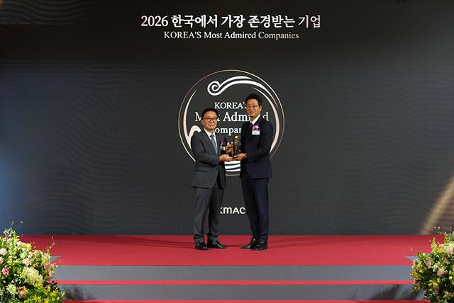 [이미지1] 매일유업_한국에서 가장 존경받는 기업 9년 연속 1위 수상.jpg