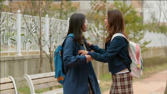 앵그리맘 김희선, 초절정 동안미모로 '스쿨룩' 완벽 소화.