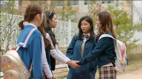 앵그리맘 김희선, 초절정 동안미모로 '스쿨룩' 완벽 소화