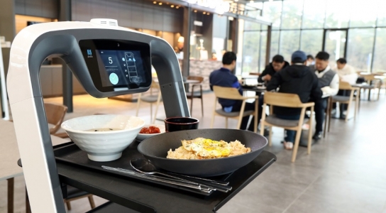 골프장에 서빙로봇…신개념 카페테리아 첫선