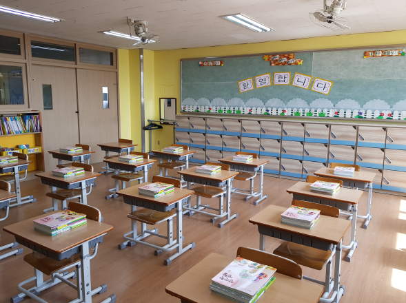 학생을 기다리는 교실 풍경