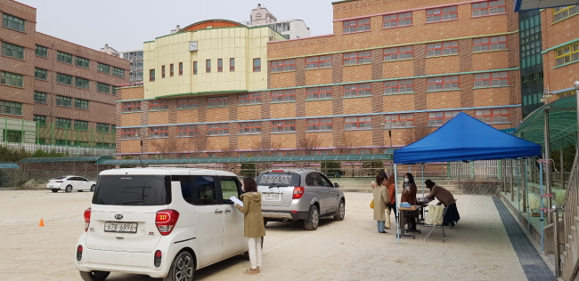 교과서, 드라이브스루로 배부