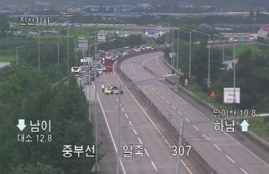 안성 곳곳 산사태, 1명 사망·1명 실종·도로 통제