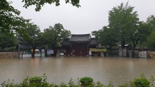 전북 남원, 산사태에 광한루도 침수