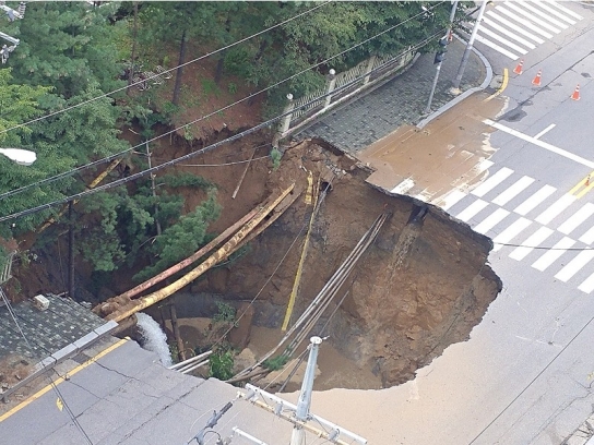 구리 교문동 대형 싱크홀 발생...주민 대피