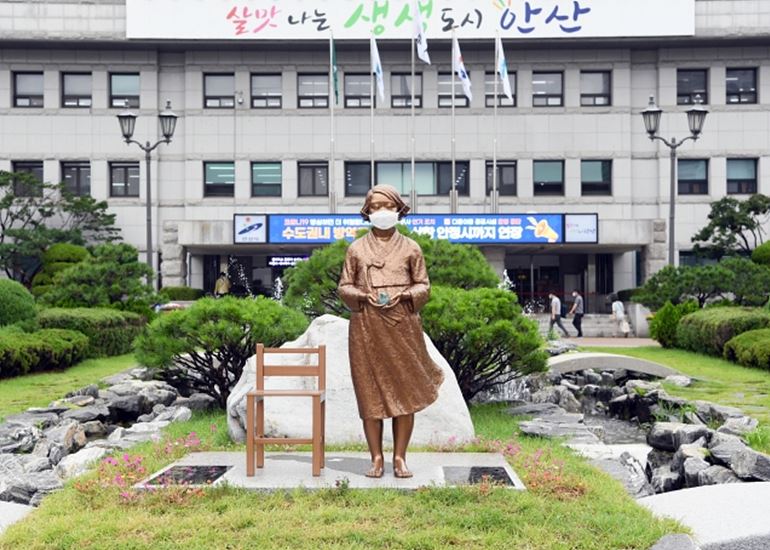 마스크 쓴 안산시청 앞 평화의 소녀상