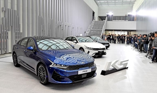 기아차 3세대 K5, 쏘나타와 중형 세단 2강 체제