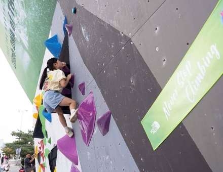 [포토뉴스] 어린이 클라이머의 멈추지 않는 등반