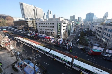 ‘피고인 윤석열’ 운명의 날… 차벽 둘러친 법원 앞 지지자 속속 집결