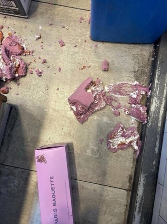 “유통기한 짧다” 교환 요구 거절하자…롤케이크 바닥에 내팽끼친 손님