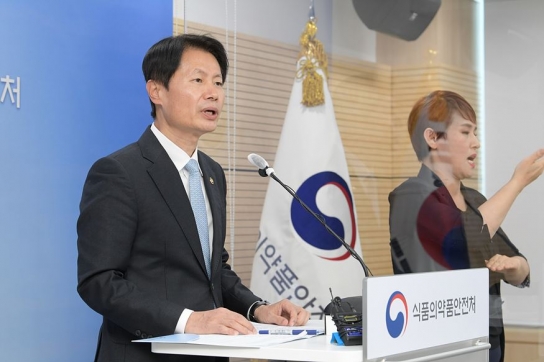 'AZ 코로나19 백신 전격 허가' 국내 첫번째 주자 나서