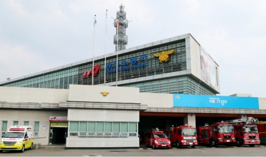 코로나 확진 임산부, 병상 없어 구급차에서 출산