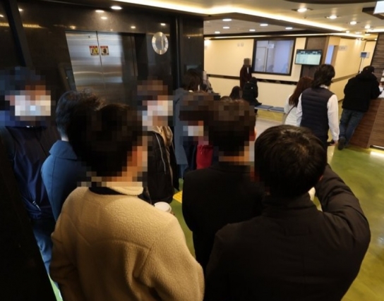 병·의원 신속항원검사 장삿속 논란...하루 매출 1000만원?