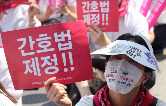 의사 편에 선 간호조무사, 간호법 놓고 '간호사'와 전쟁