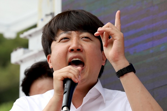 이준석 "콩가루 민주당"…이재명 '김포공항 이전' 맹공