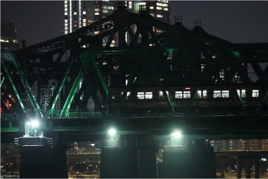 한강철교 위에서 2시간 멈춘 지하철 1호선...한파 속 500명 갇혀