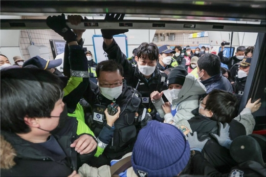 서울시, 전장연 시위 지하철역 무정차