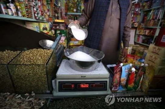 세계 설탕값 6년만에 최고치…밥상 물가 '들썩'