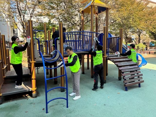 보궐선거 끝난 강서구, 공원 놀이기구 소독 합동 봉사 나서