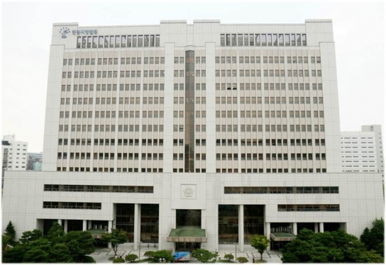 法 "중학교 화장실 용변 모습 훔쳐본 행위는 '학교폭력'"