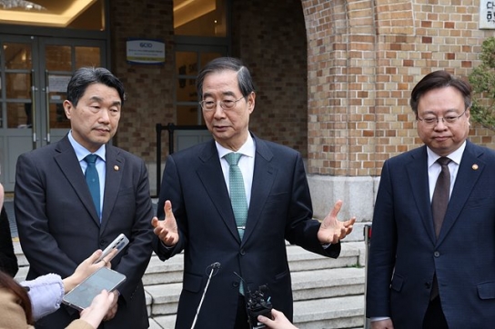 한총리 "의료계와 대화 확대" 조장관 "현장 의사 괴롭히면 처벌"