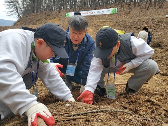 어린이들과 나무심기, 푸른 숲 함께 가꿔요