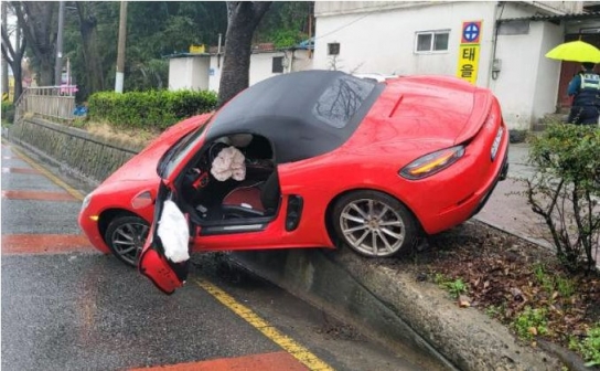 사고낸 후 외제차 버려둔 채 잠적한 20대...경찰 "음주 여부 조사"