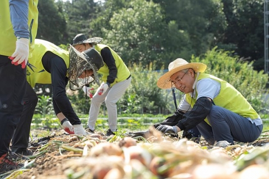 NH금융지주 게열사, 영농철 농촌 일손돕기 나서