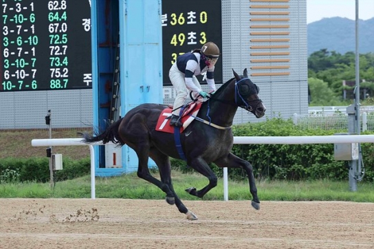 ‘7전 8기 스피드영’ 1600m 신기록 제17회 오너스컵 우승