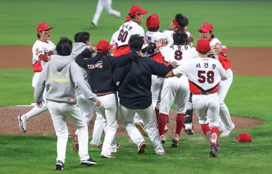 희비 엇갈린 현대차그룹 스포츠구단...기아 '우승!', 전북현대 '강등?'