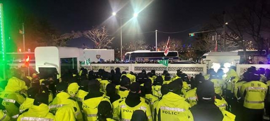 탄핵안 與 불참에 성난 민심…국회 출입문 막고 시위