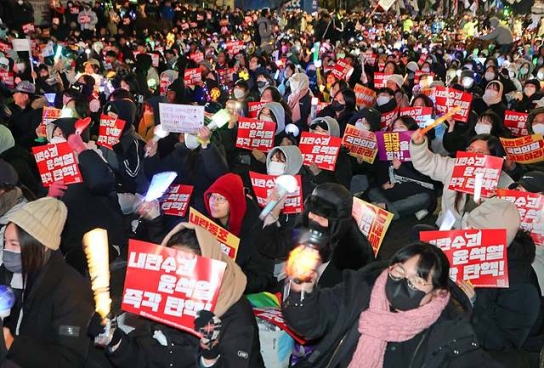 월요일 국회 앞 '촛불' 집결…"추위도 못막아"