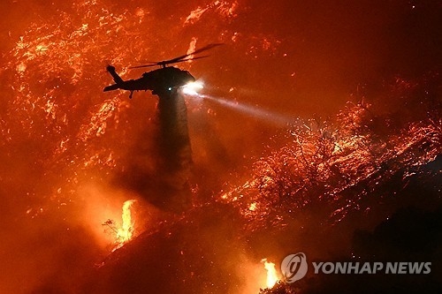 LA 최악 산불로 소방용수 고갈…'최후 수단' 바닷물 살포