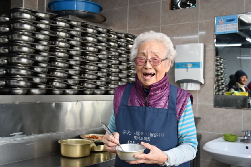 [크기변환]사본 -사진1_33년째 무료급식소에서 봉사해 온 정희일 할머니(95).jpg