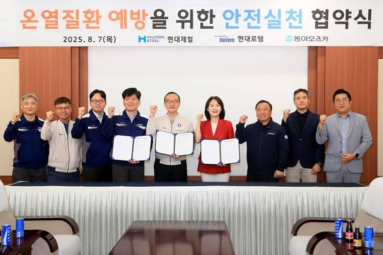 사진1._온열질환_예방을_위한_안전실천_업무_협약식에_참석한_각_사_대표자들이_협약_서명_후_기념촬영을_하고_있다.jpg