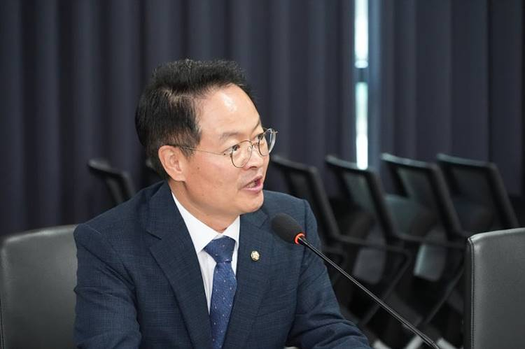 [사진]_발언하는_허영_의원.jpg