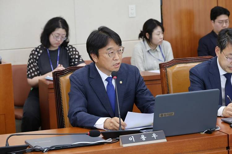 이용우_대표사진(상임위).jpg
